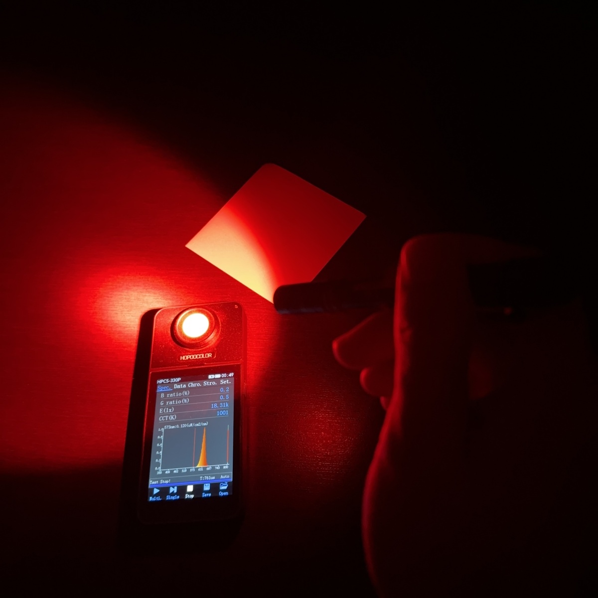 mereni v laboratori cervene svitilny bez modre slozky